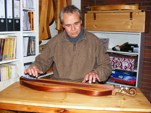 Ansgar mit Dulcimer am Tisch
