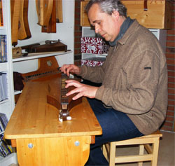 Dulcimerspiel auf dem Tisch