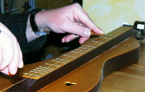 Traditionelle Spieltechnik mit Noter und Plektrum